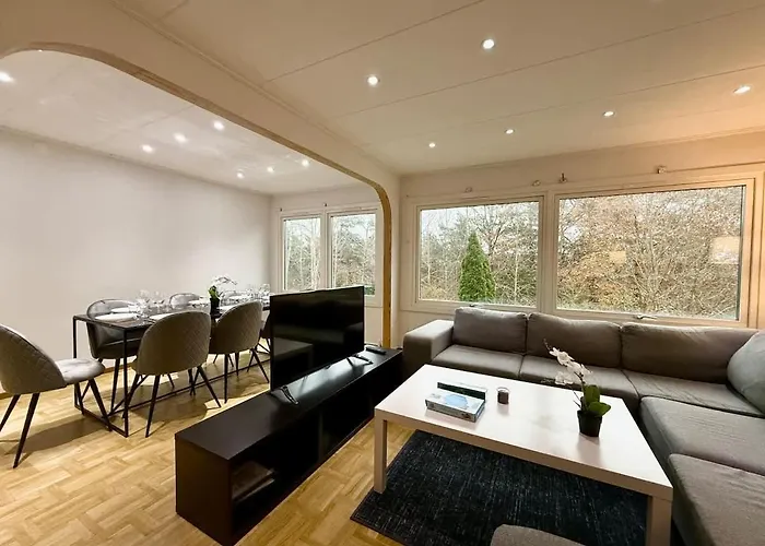 Workers Villa - 5Br - 2 Bath - Near City Göteborg