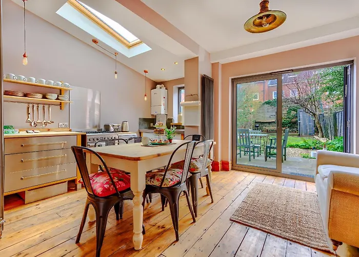 Calm Victorian Garden Home Near Gloucester Road Bristol