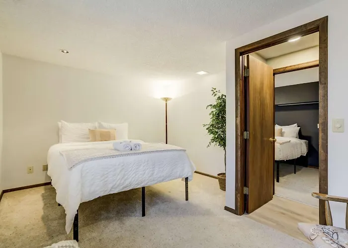 Ravine Row! Cozy Getaway W Hot Tub & Backyard Colorado Springs