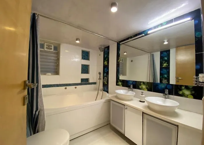 Bandra Cozy 1 Bedroom Attached Bathroom Shared Apartment Mumbai