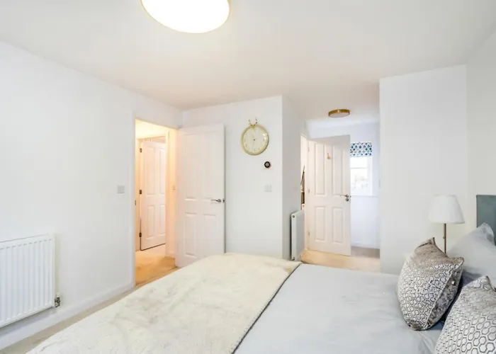 3-Bed Home Chichester with Parking, Ensuite&Garden