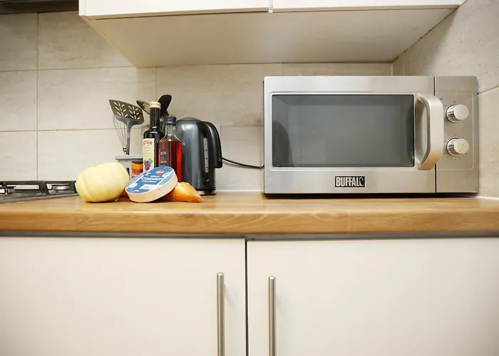 Rodney Place By N And N Stays A Spacious 4 Bedroom House With Free Parking In Swansea, Close To Beach, Great For Teams And Families Visiting The Area, Longer Stays Welcome