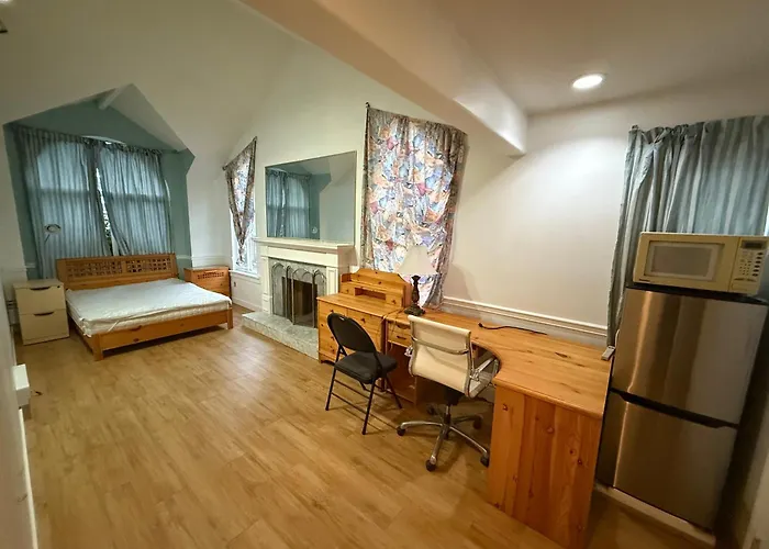 Extra Large Suite With Ensuite Bathroom, Microwave & Fridge Richmond