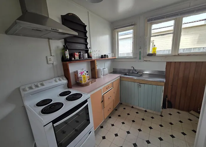 Basic Kiwi Beach Cottage! Christchurch