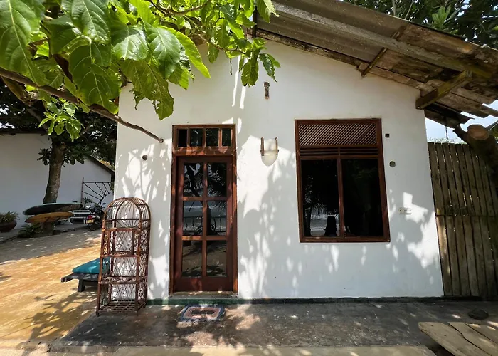 Villa Coconut Surf House Matara