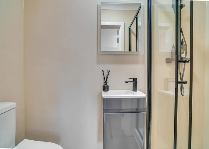 Stunning Bedroom In Luxury Apartment - Private Bathroom London