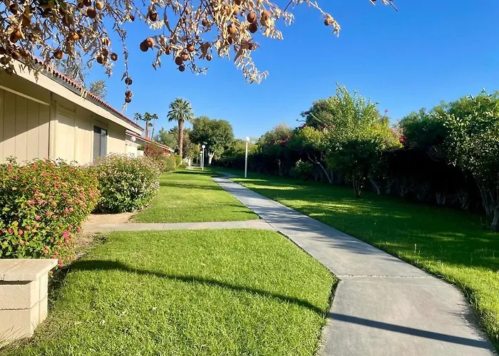 Tropical Desert Oasis With Tennis Jacuzzi Bbq Palm Springs