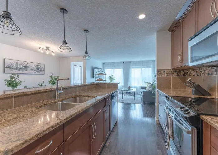 Cozy Large Family Home Near Lake, Ac, Full Kitchen YYC