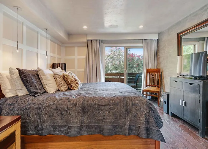 Luxury Condo Resort Amenities - Pool, Pickleball San Diego