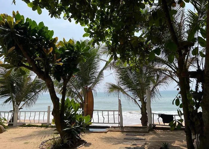 Villa Coconut Surf House Matara