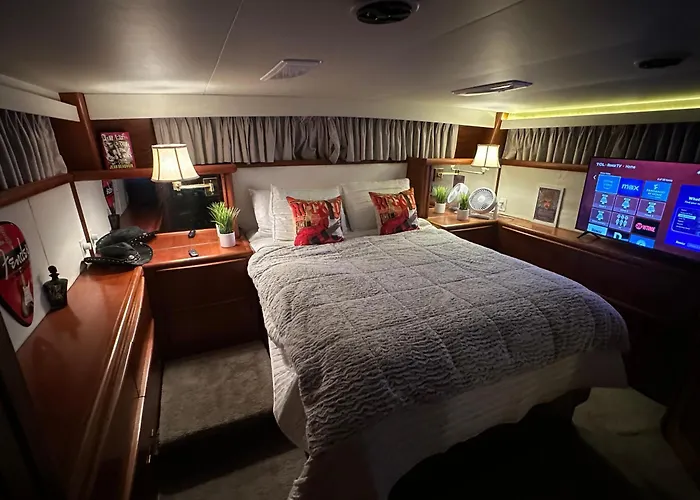 Hotel Viking Rockstar Yacht At The Perry Marina Key West