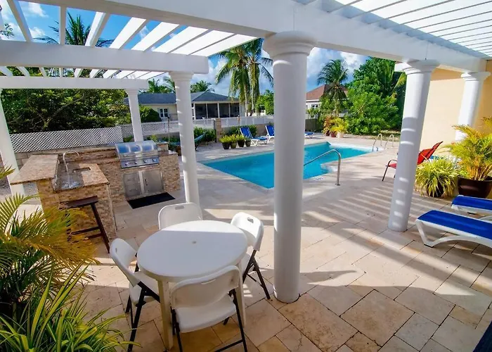 Villa Savhaven - 4 Bed 4 Bath W/ Pool George Town