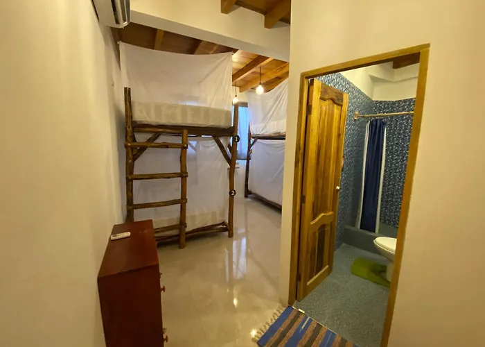 Hidden House Party Hostel Montañita