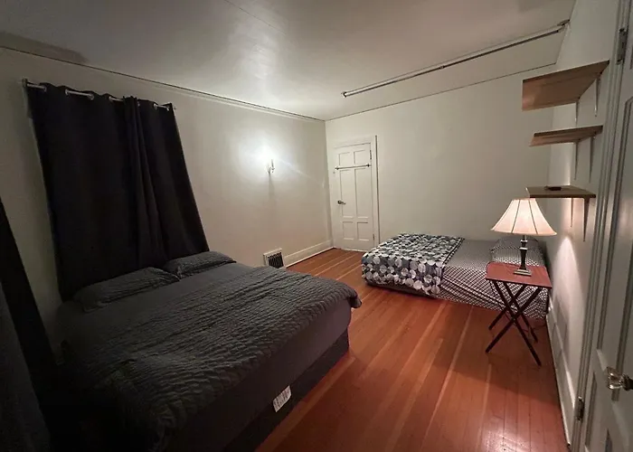 Airport Vancouver Private Rooms - Transit At Doorstep, Free Parking & Fast Wi-Fi