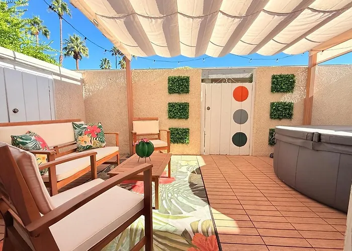 Tropical Desert Oasis With Tennis Jacuzzi Bbq Palm Springs
