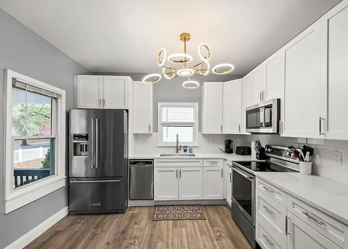 Home Near Rfk With Private Suite & Driveway Sleeps 16 Washington