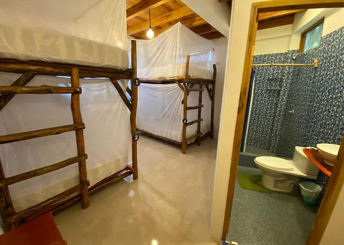 Hidden House Party Hostel Montañita
