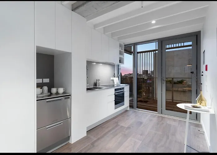 Skytower View Luxury 2 Bedroom With Balcony Parking Auckland