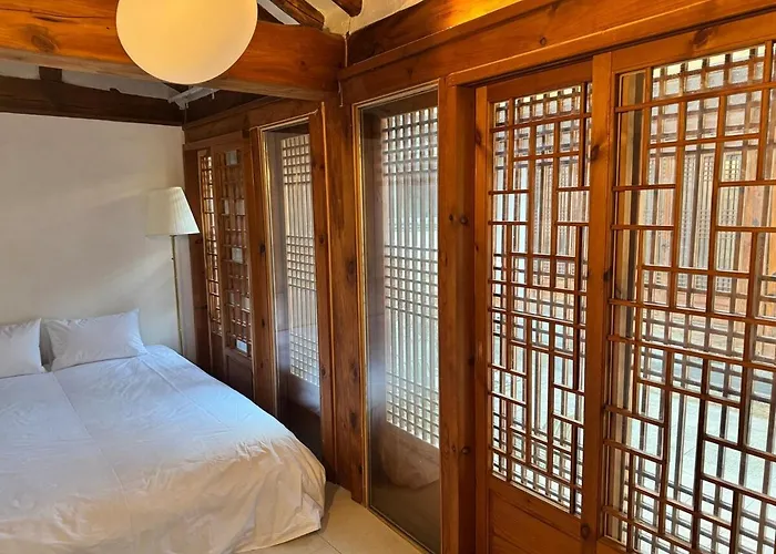 Private Hanok Samcheong 3Br 4Bed 6Pax Yard 8Table Netflix Seoul