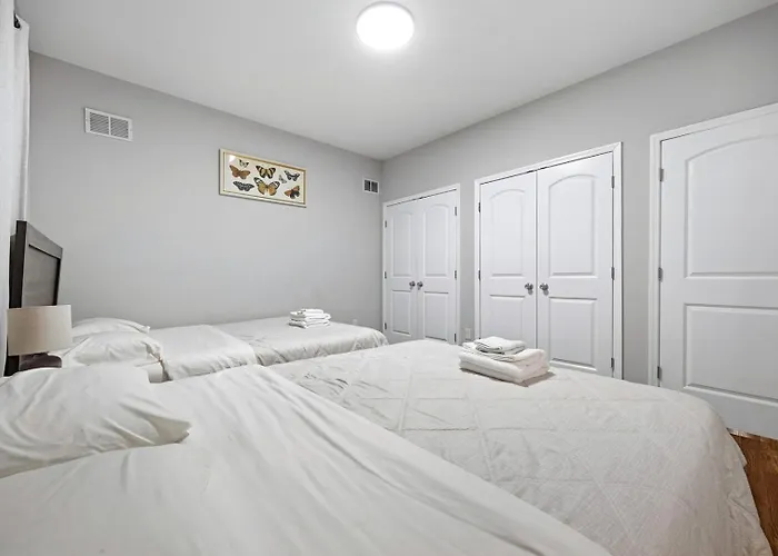 Villa 3 BR • Full Kitchen • Sleeps 8 Jersey City