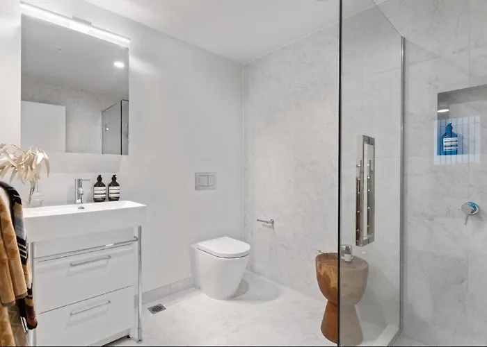 Skytower View Luxury 2 Bedroom With Balcony Parking Auckland