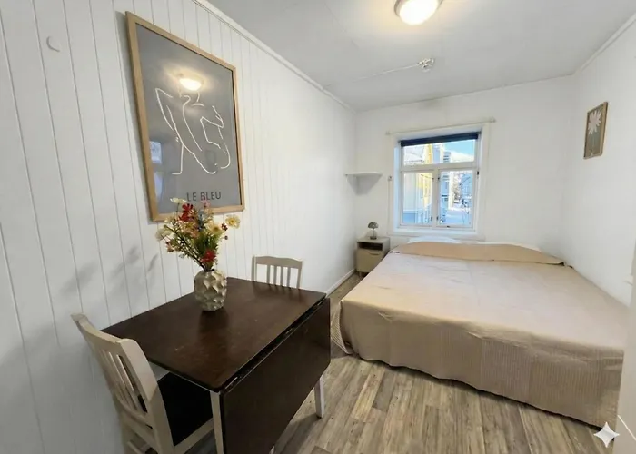 V66 - Private Rooms In City Center Svolvær