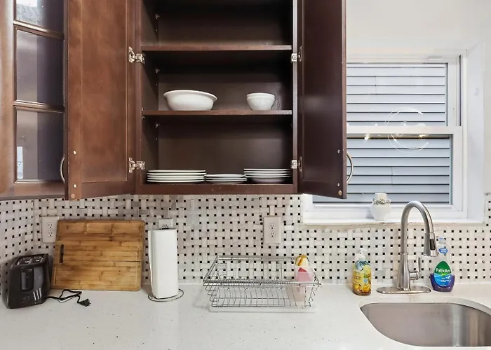 4 Bedroom • Vaulted Living • Sleeps 11 Jersey City