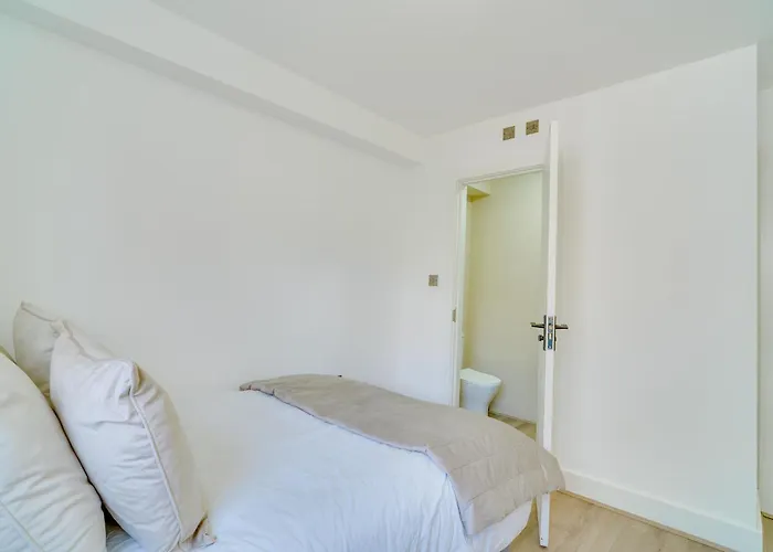 Stunning Bedroom In Luxury Apartment - Private Bathroom London