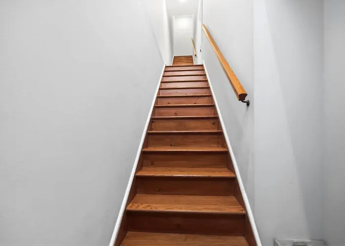 4 Bedroom • Vaulted Living • Sleeps 11 Jersey City