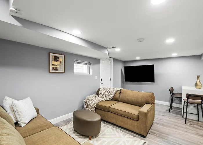 Home Near Rfk With Private Suite & Driveway Sleeps 16 Washington