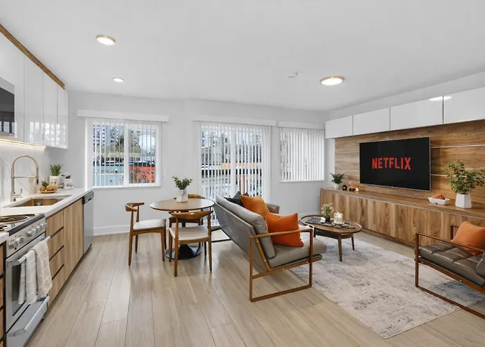 Modern 2-Bedroom Retreat In Vancouver West End