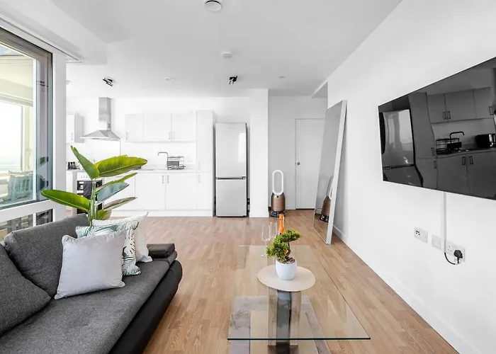 City View 2-Bed Apartment East London Barking 
