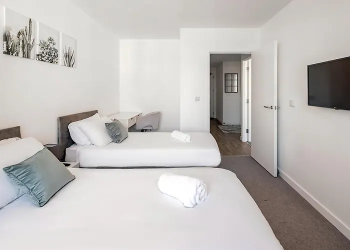 City View 2-Bed Apartment East London Barking 