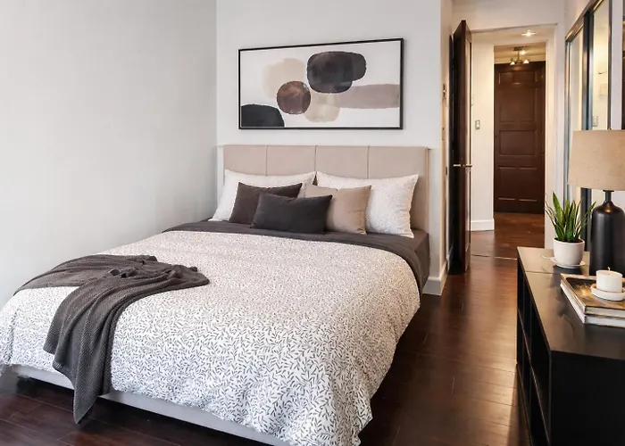 Elegant 2-Bedroom Condo In Vibrant Yaletown District Vancouver