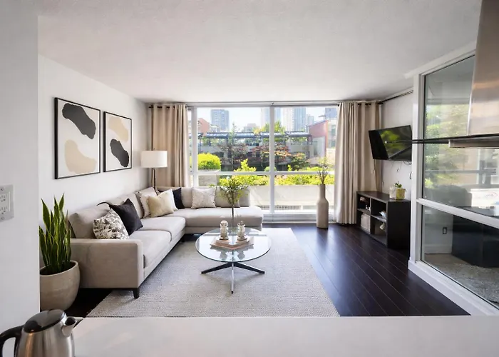Elegant 2-Bedroom Condo In Vibrant Yaletown District Vancouver