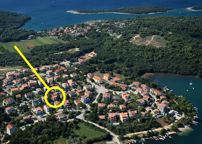 Apartment Traumurlaub In Einer Villa In Strandnaehe By Interhome Banjole