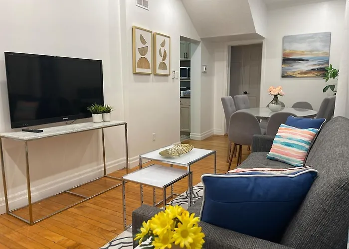 Academic Scholar Modern Apt Near Western U, Trails, Parking London