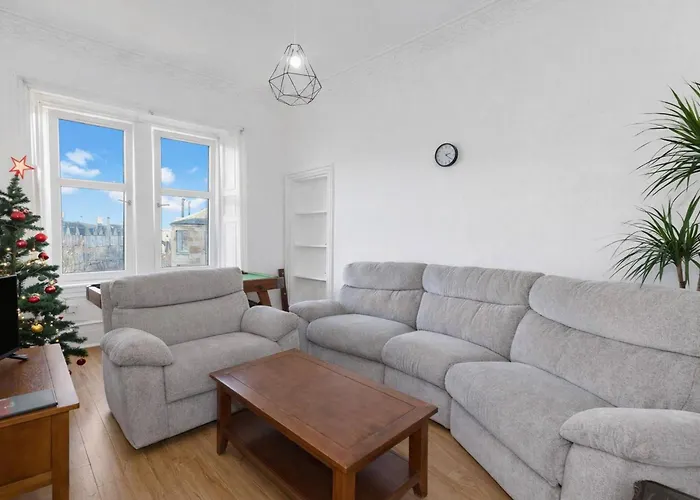 Bright 2 Bedroom Flat on Leith Walk Edinburgh