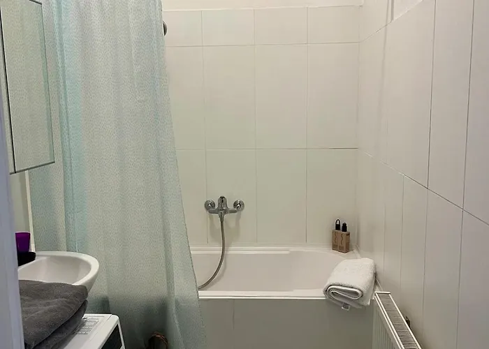 Quiet Courtyard Apartment With Balcony Wien