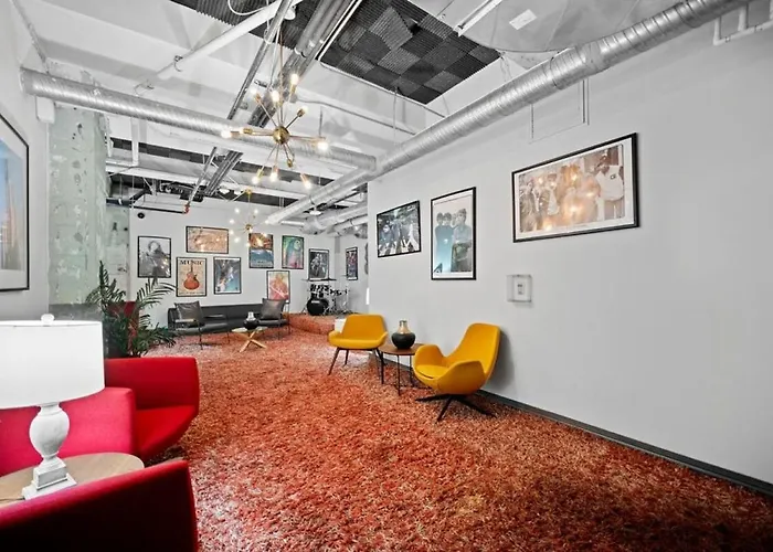 Luxury Downtown Dallas Retreat |Parking, Pool, Gym