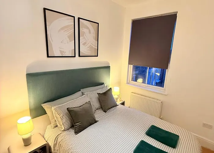 Stylish Flat Close To Station Zone 2 London
