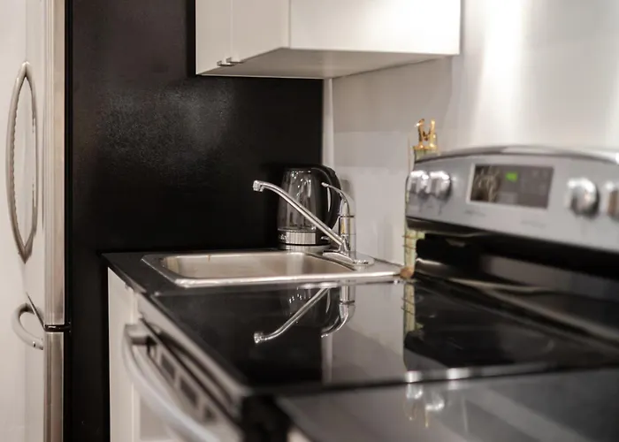 Stylish Retreat Near Crescent & Sainte-Catherine Montréal