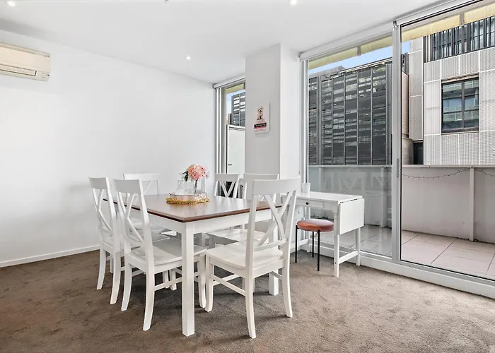 Bright 2-Bed Home With Secure Parking Melbourne City