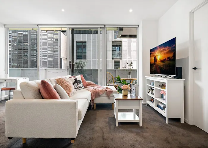 Bright 2-Bed Home With Secure Parking Melbourne City