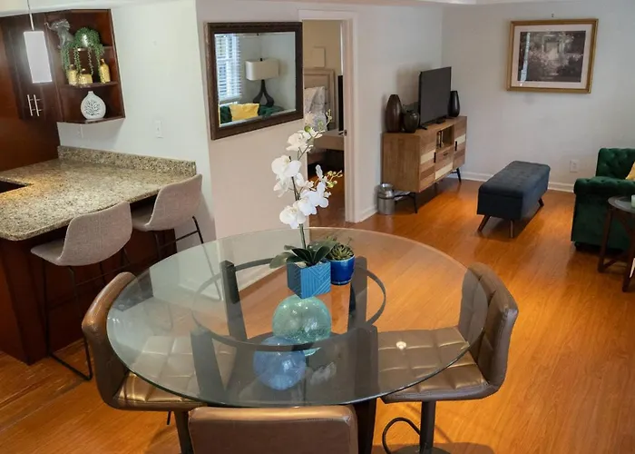 Cozy Midtown Garden Apartment | Walk The Beltline. Atlanta
