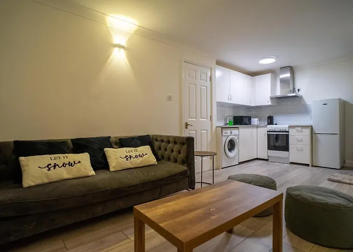 Modern 2- Bed Home With A Cosy Living Space London