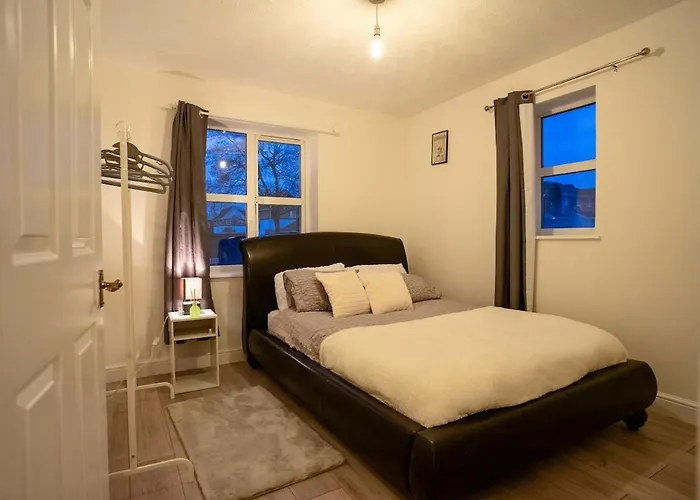 Modern 2- Bed Home With A Cosy Living Space London