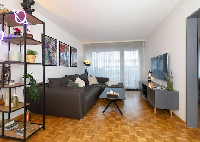 Bright Urban Retreat With Balcony, Workspace, Parking Zürich