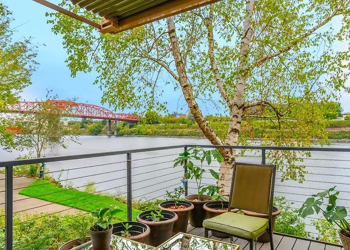 Waterfront Condo, 25Ft From Riverwalk, Pool & Hottub Portland
