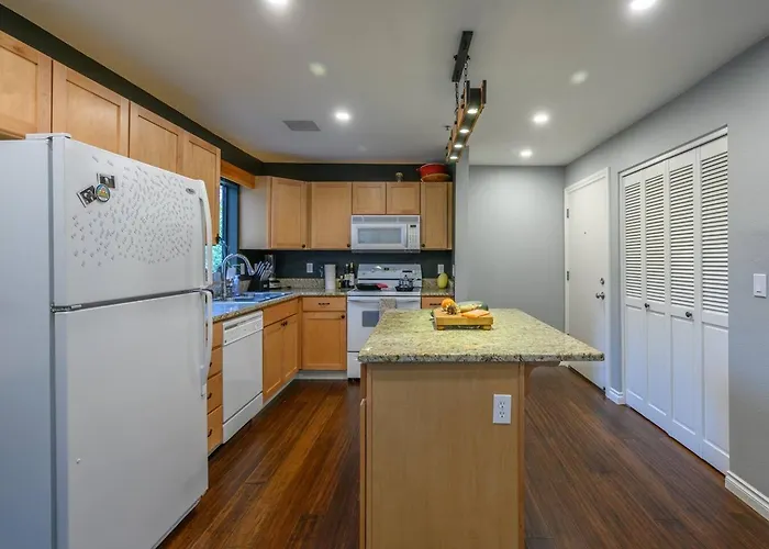 Waterfront Condo, 25Ft From Riverwalk, Pool & Hottub Portland